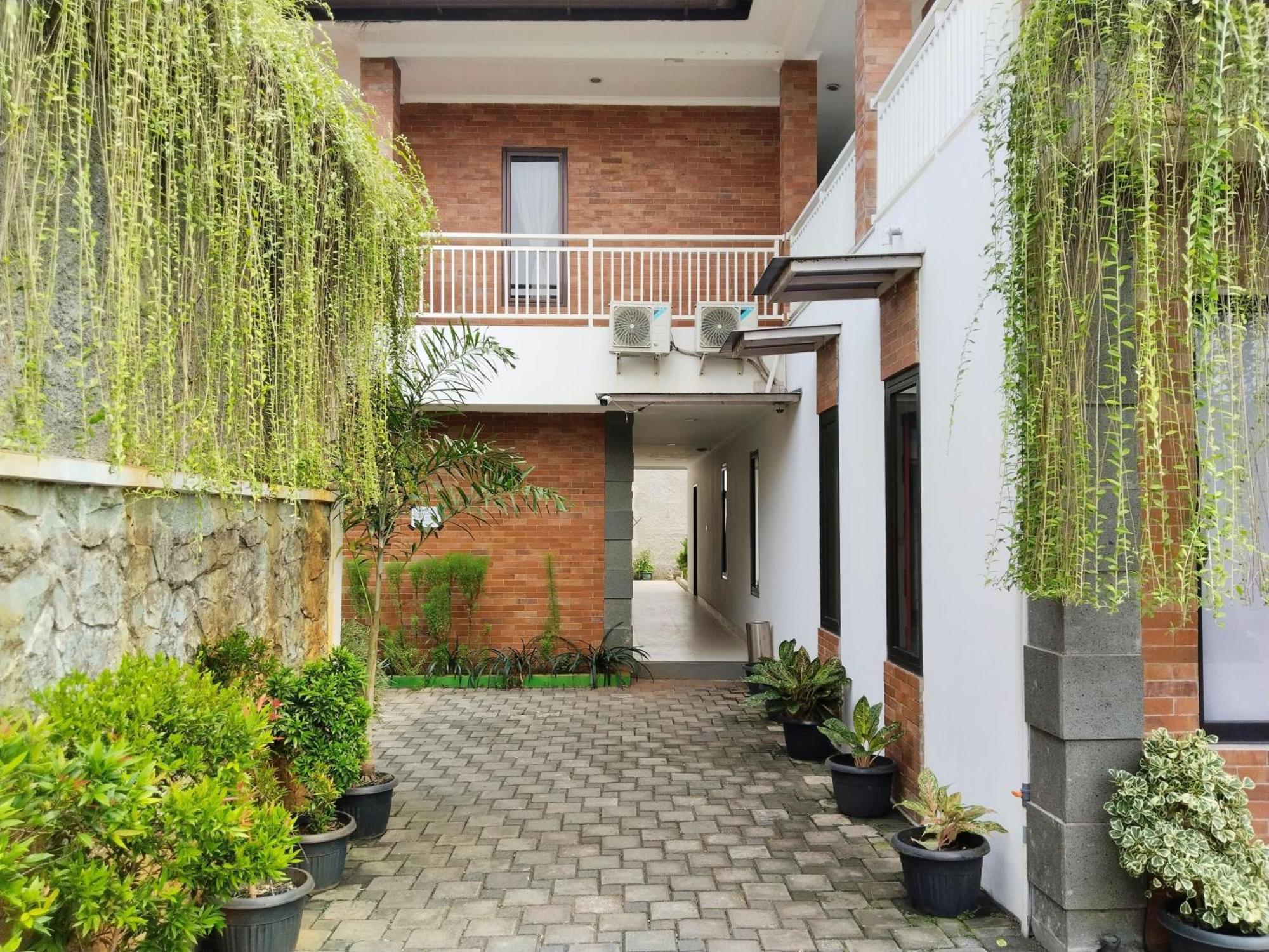 Dejati House Hotel Bekasi Kültér fotó